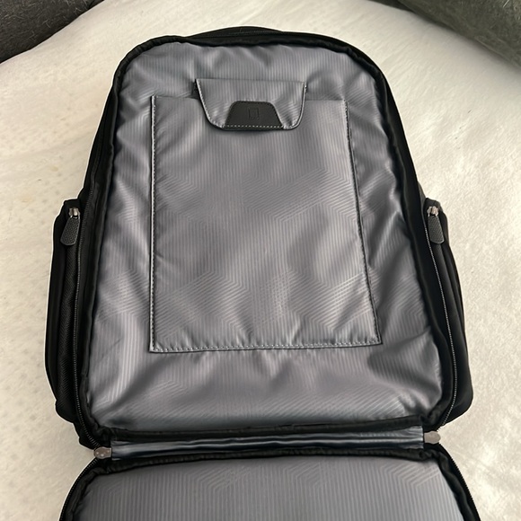 Targus corporate traveler 28L holds 15.6” laptop with safety bumpers for laptop. - Picture 8 of 9